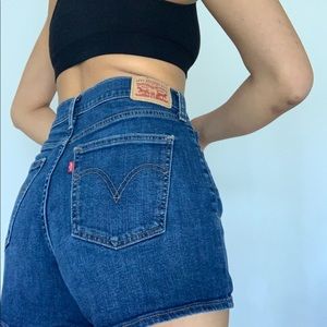 LEVI’S HIGH WAISTED JEAN SHORTS ☺️